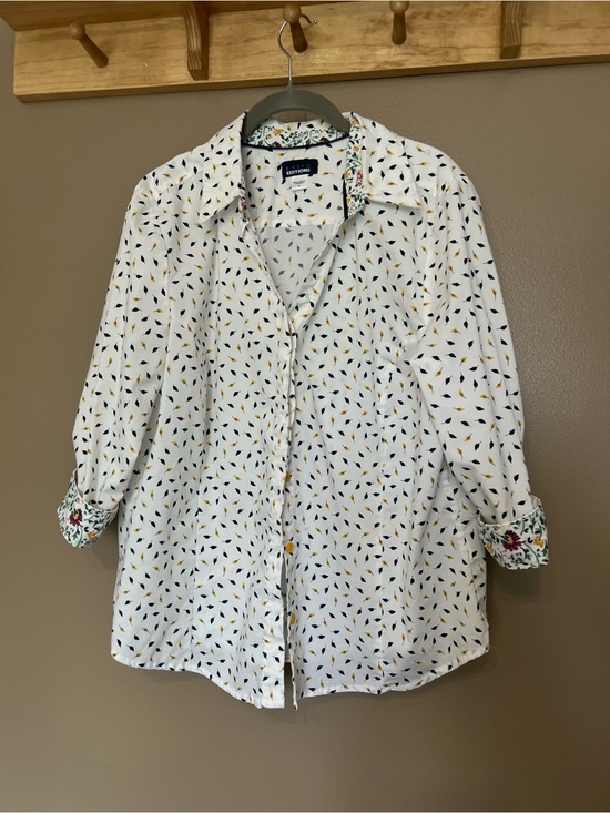 Basic Editions Tops - Basic Editions White Button-Down Shirt with Navy & Mustard Leaf Print
